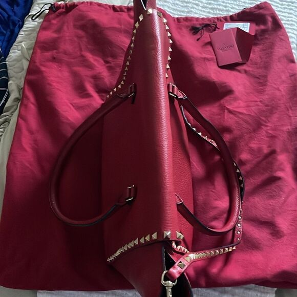 Valentino Garavani Medium Grainy Rockstud Bag - Picture 10 of 11